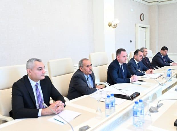 İqtisadi siyasət, sənaye və sahibkarlıq komitəsinin üzvləri ilə Qiymətləndiricilər Cəmiyyətinin rəhbərliyi arasında görüş