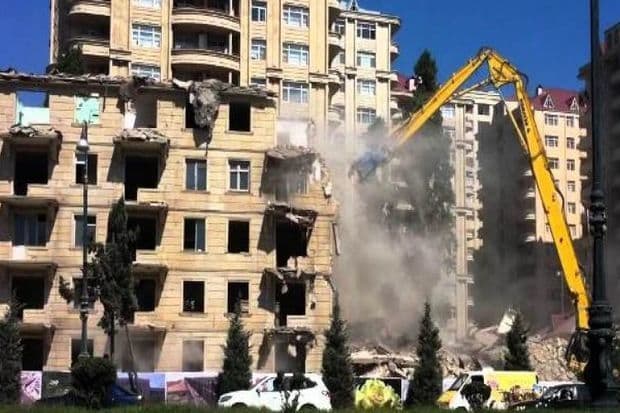Bakı meri açıqladı: “Paytaxtda sovet dövründə tikilmiş bütün yaşayış binaları söküləcək”