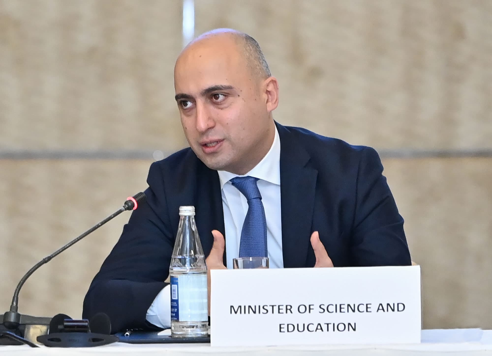 Emin Əmrullayev: "Məişət xarakterli müzakirələrdən dərin təhsil siyasəti mövzularına keçməliyik"