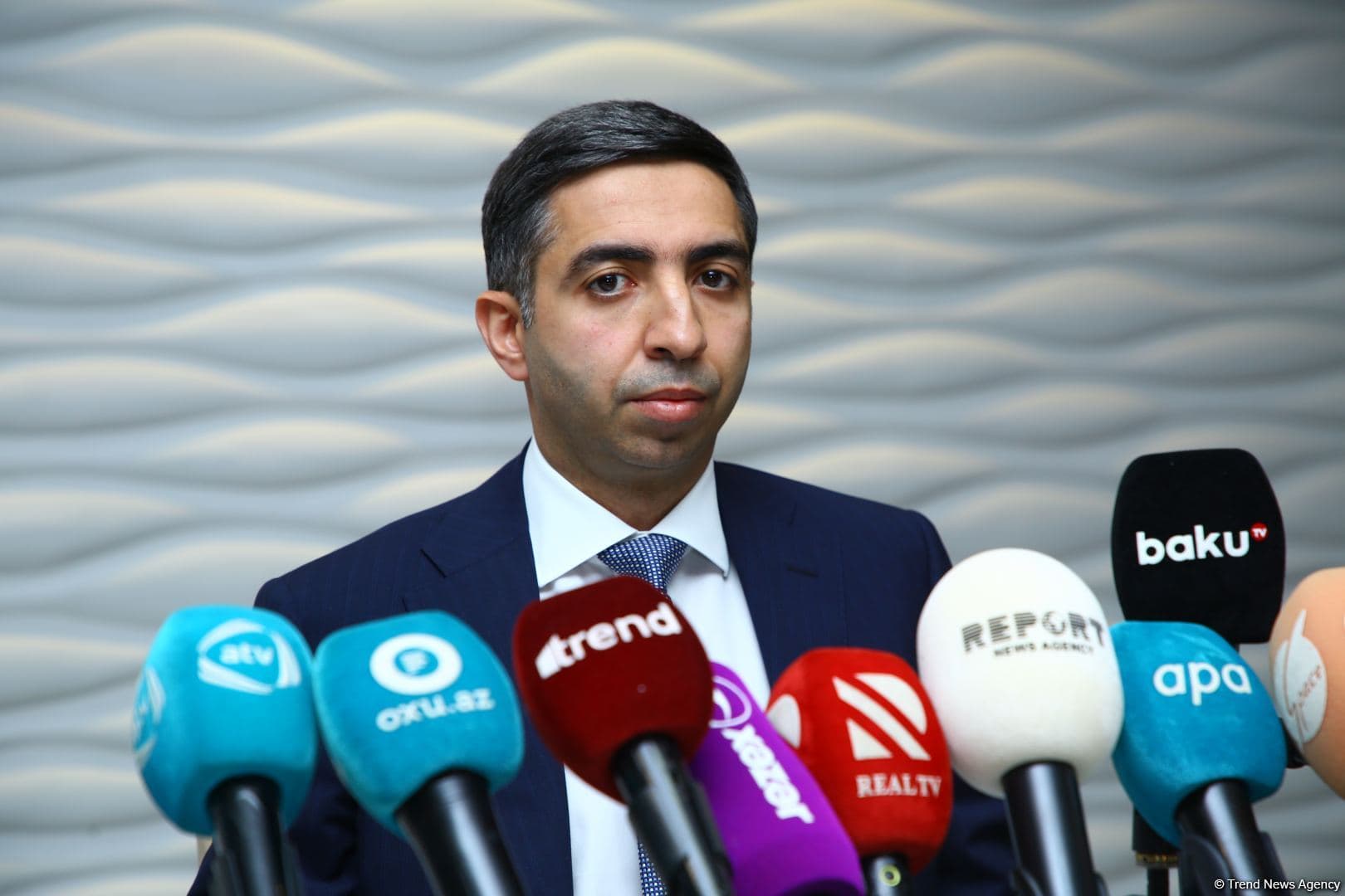 Həkimlərin maaşlarının artırılmasına baxılacaq - Zaur Əliyev
