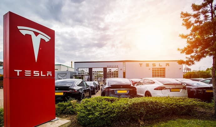 Tesla 300 mindən çox elektromobilini geri çağırır