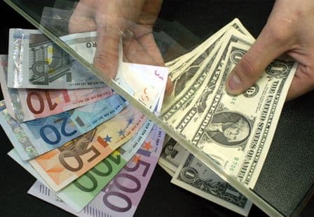 Bankların müəyyən etdiyi xarici valyutanın alış-satış məzənnələri rəsmi məzənnəyə yaxın olub