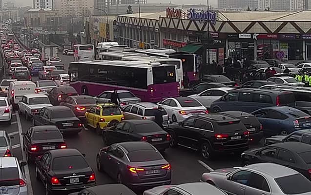 Bakıda sıxlıq olan yollar – SİYAHI