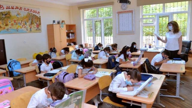Müəllimlər və şagirdlər üçün ictimai nəqliyyatın pulsuz olması təklif edilir