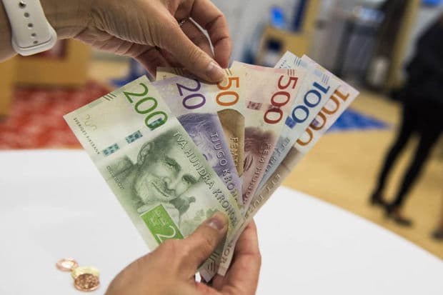 Daha bir Avropa ölkəsi nağd qrivnanın yerli valyutaya dəyişdirilməsini dayandıracaq