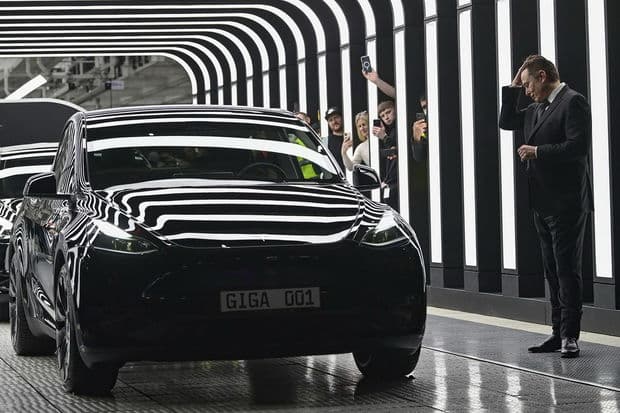 Mask “Tesla”nın səhmlərini kütləvi şəkildə satır