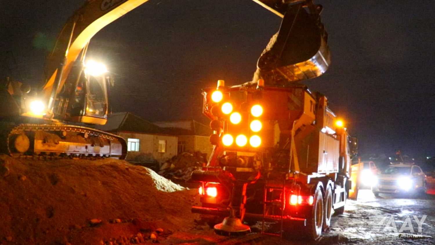 Gecə boyu hərəkətin təhlükəsizliyi və fasiləsizliyi istiqamətində tədbirlər davam etdirilib - FOTO