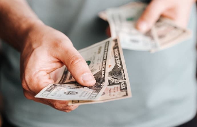 Əhalinin banklardan nağd dollar alışı satışını üstələyib
