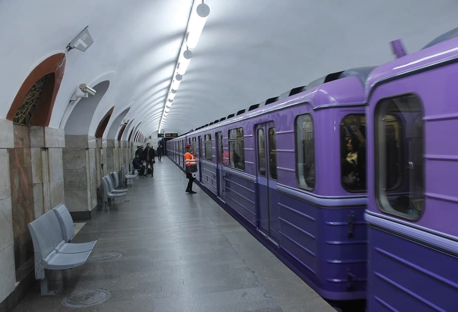 Metronun bu stansiyasında yeni işıqlanma sistemi qurulub