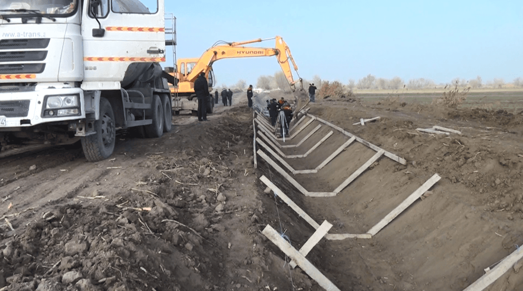 Yevlaxda yeni beton kanal çəkilir - FOTO