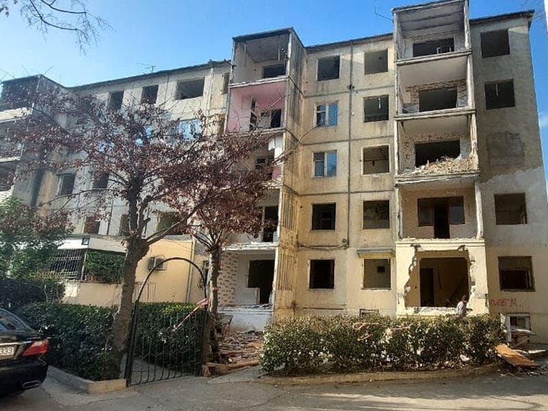 Bakının bu rayonunda yaşayış binası sökülür - VİDEO - FOTO