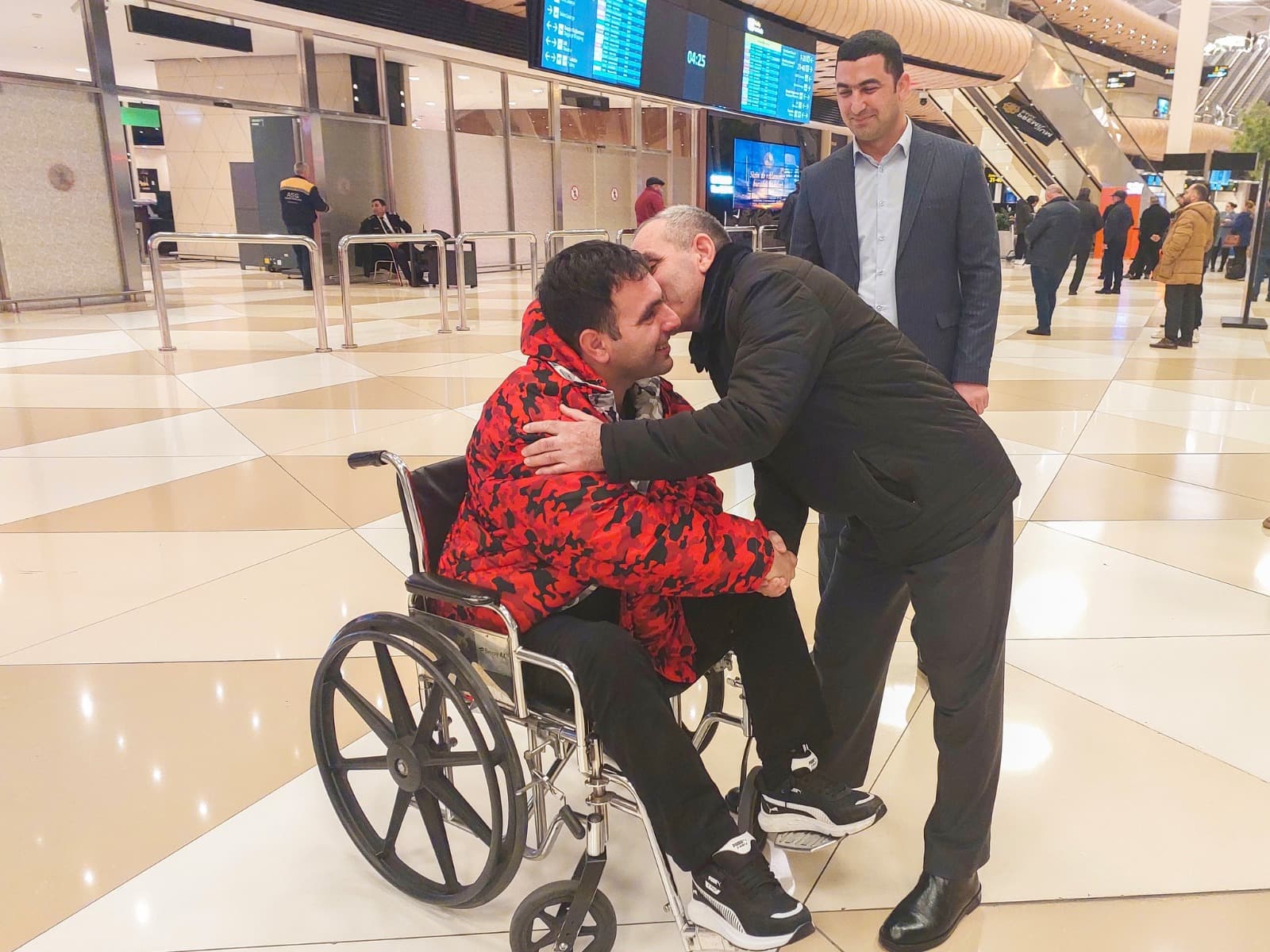Müalicə üçün Türkiyəyə göndərilən daha bir qazimiz Vətənə qayıdıb - FOTO