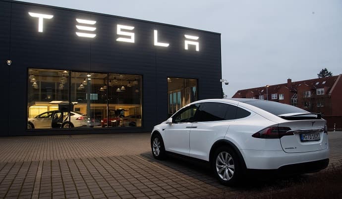 Tesla 363 min avtomobilini geri çağırıb