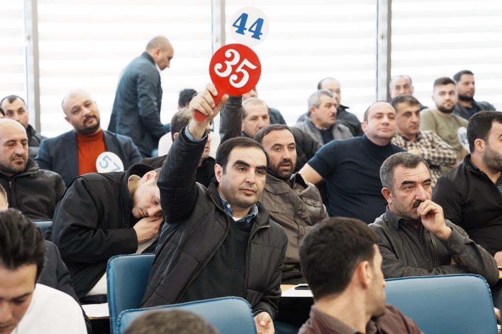 Rəqabətli keçən hərracda 25 nəqliyyat vasitəsi satılıb - FOTO