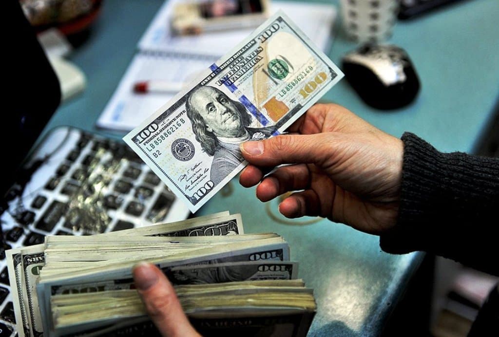 Fiziki şəxslərin əmanətlərinin dollarlaşması azalıb