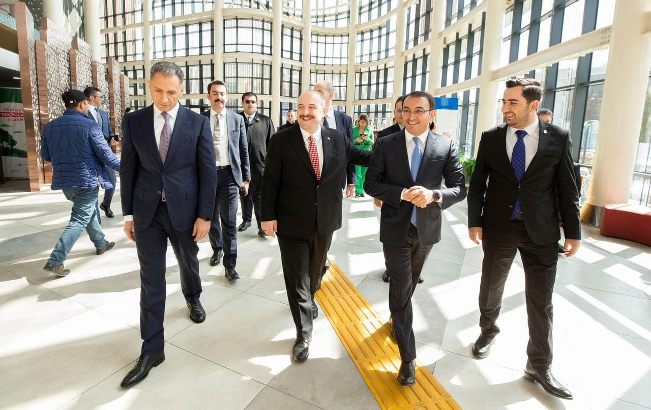 Türkiyənin sənaye və texnologiya naziri “ASAN xidmət”də - FOTO