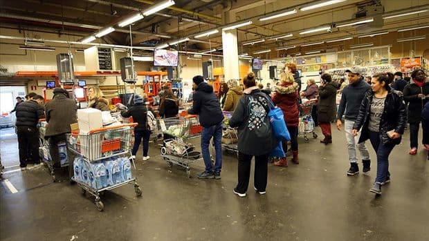 Avrozonada pərakəndə satışlar azalıb