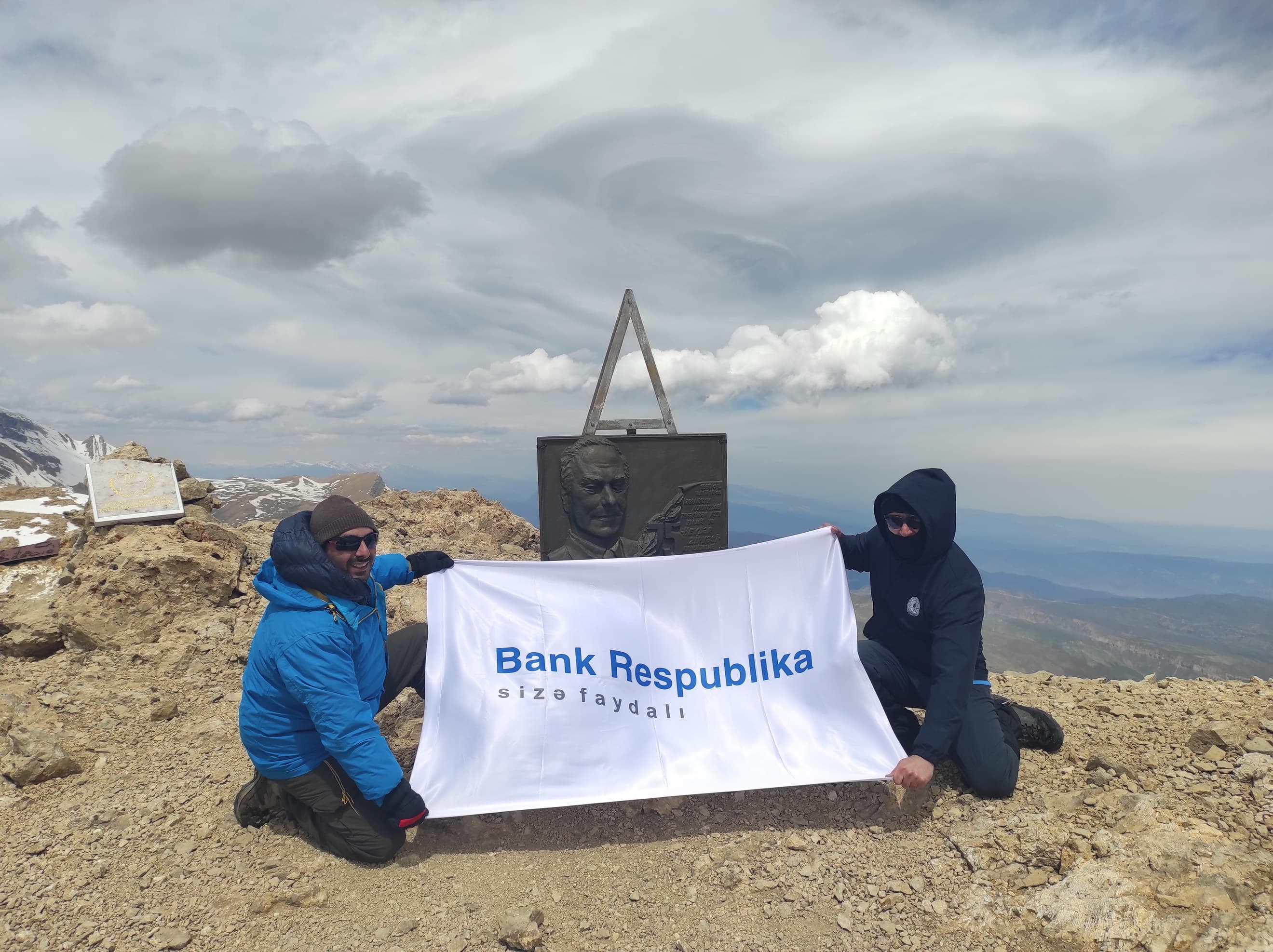 Bank Respublika əməkdaşları “Heydər zirvəsi”nə yürüş ediblər -FOTO