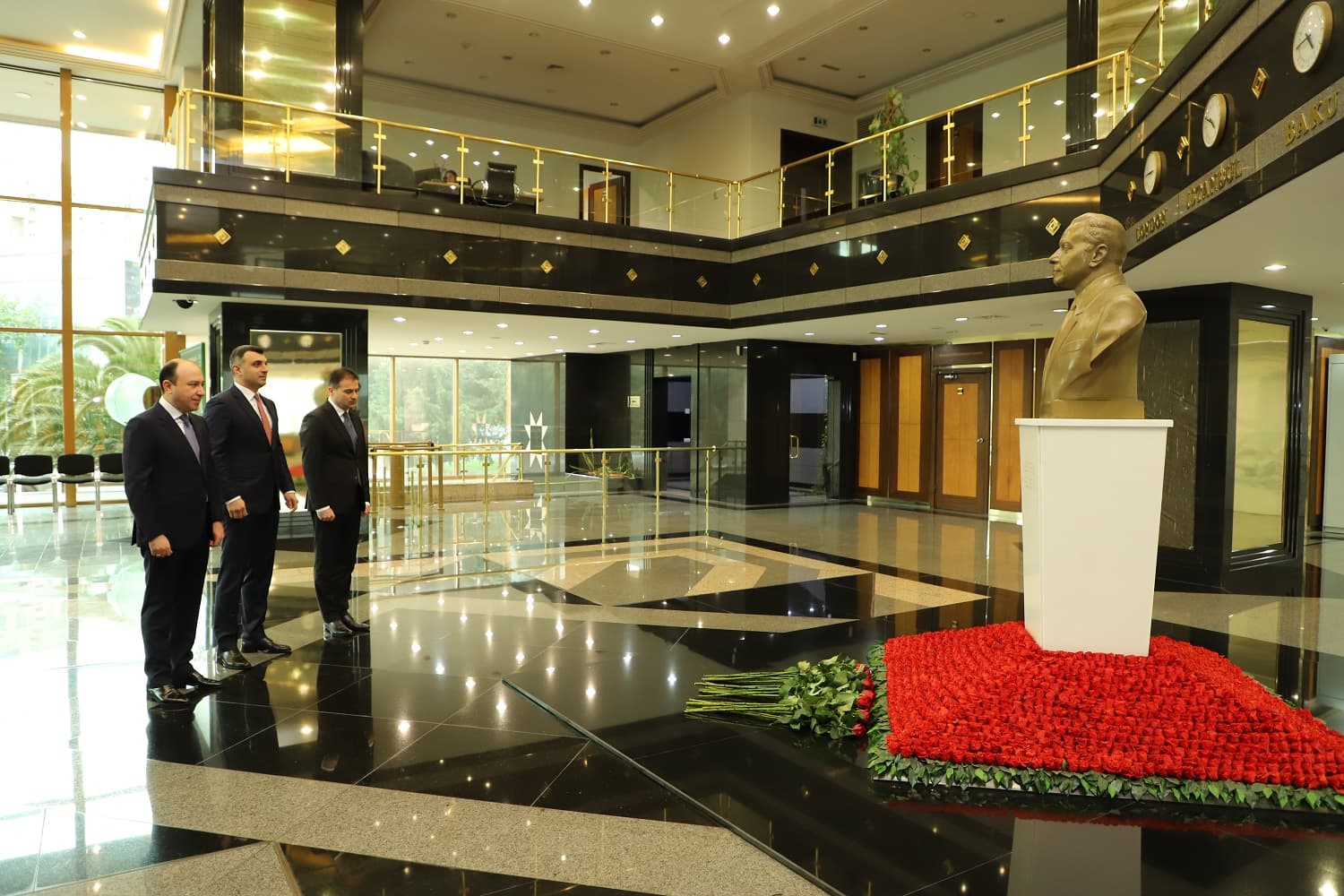 Mərkəzi Bankda Ümummilli Lider Heydər Əliyevin 100 illik yubileyinə həsr olunmuş tədbir keçirilib - FOTO