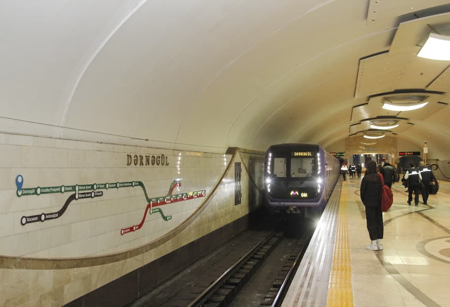 Metropoliten stansiyaları gecə saat 01:00-a qədər girişə açıq olacaq