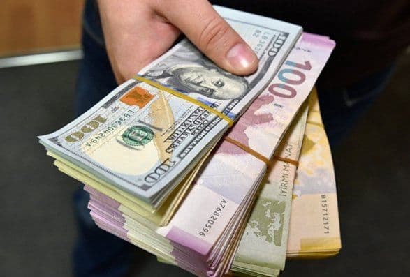 Azərbaycandakı valyuta hərraclarındakı satış 39% azalıb