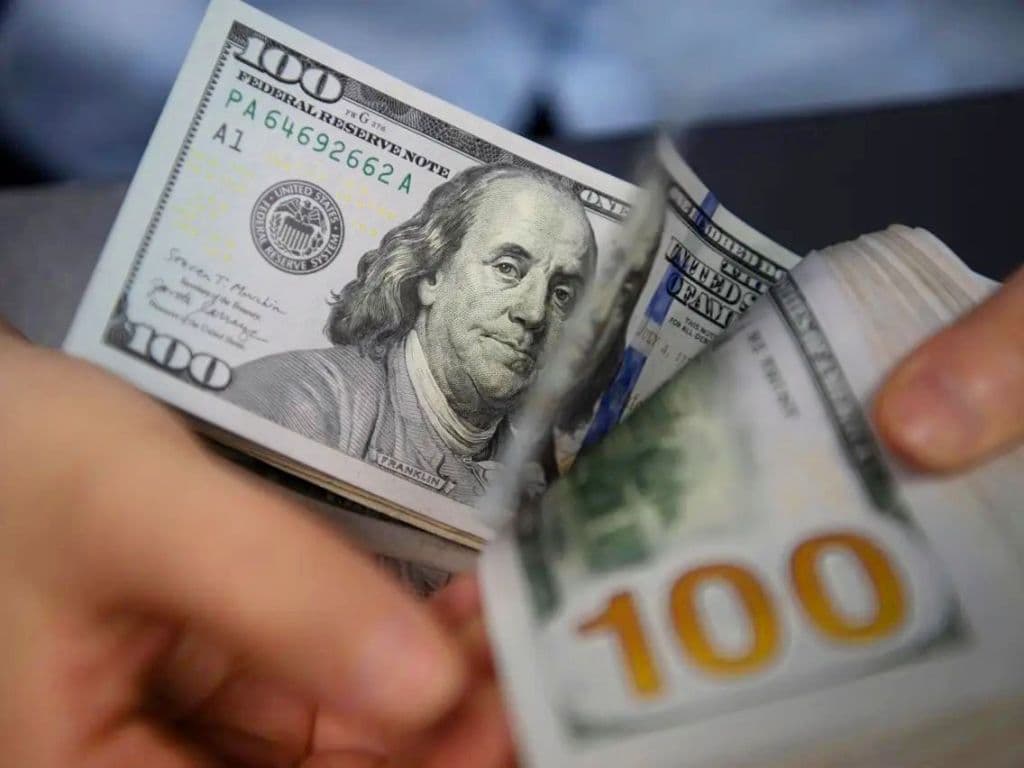 Fiziki şəxslərin əmanətlərinin dollarlaşması 2.4% azalıb