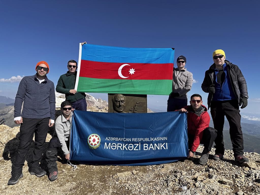 Mərkəzi Bankın əməkdaşları “Heydər Əliyev Zirvəsi”nə yürüş ediblər