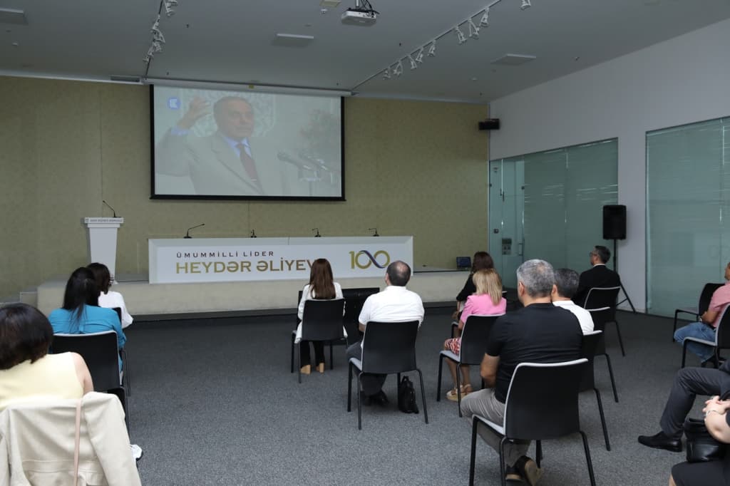 “İqtisadi inkişafın Heydər Əliyev modeli” mövzusunda seminar keçirilib - FOTO