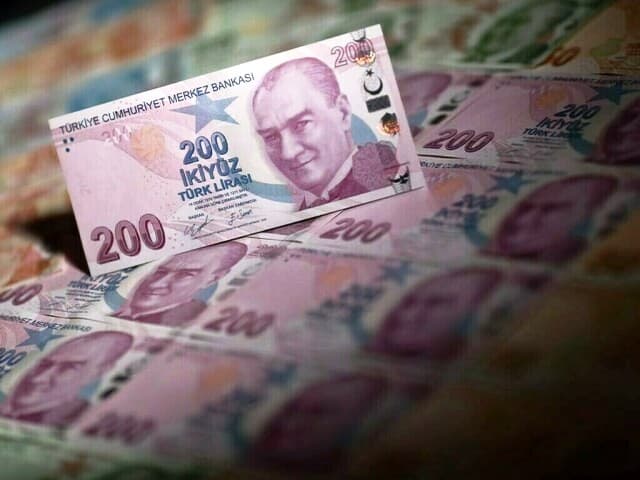 Lirəsi manat qarşısında rekord şəkildə eniş edib