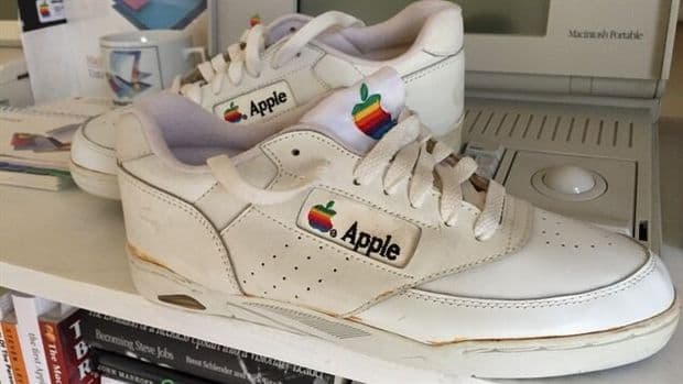 Apple ayaqqabıları hərraca çıxarılıb