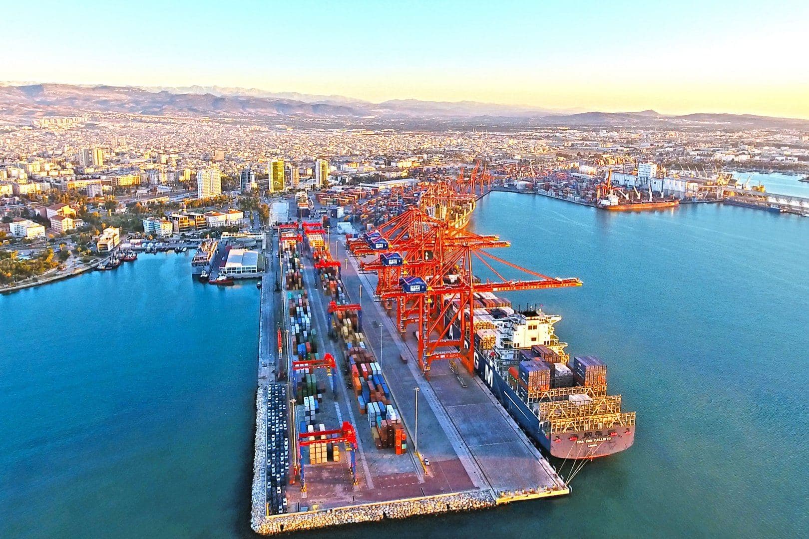 Türkiyənin Mersin limanının qəbul etdiyi yüklərin həcmi açıqlanıb