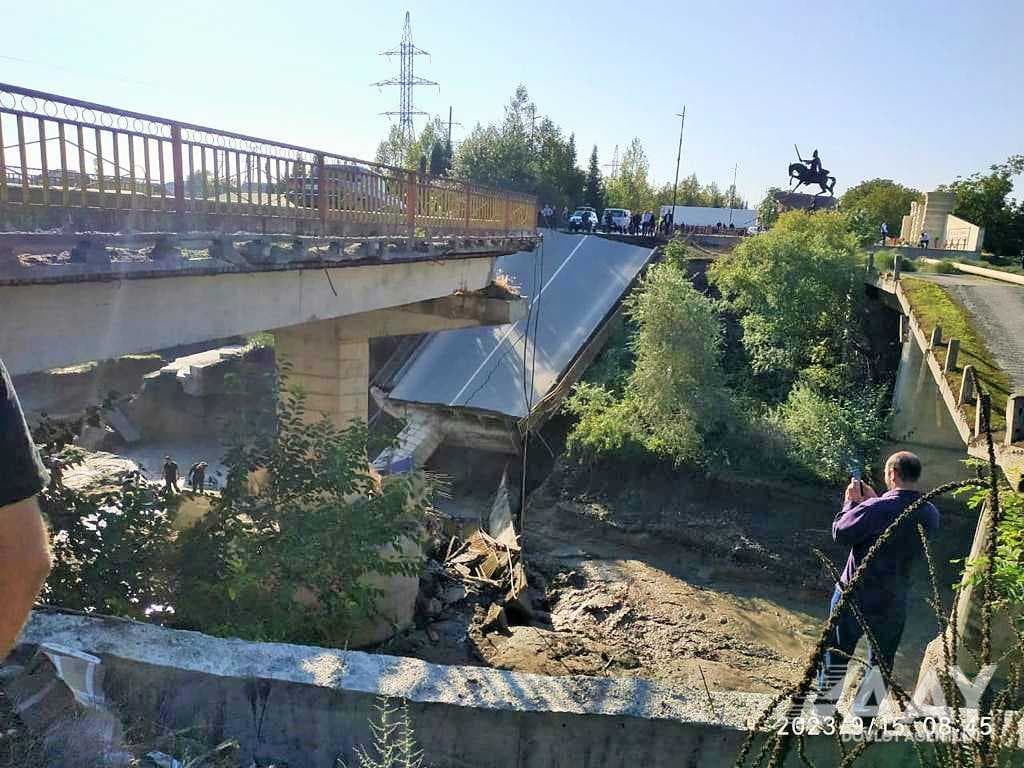 Sel suları Qüdyalçay üzərində yerləşən körpüdə çökməyə səbəb olub