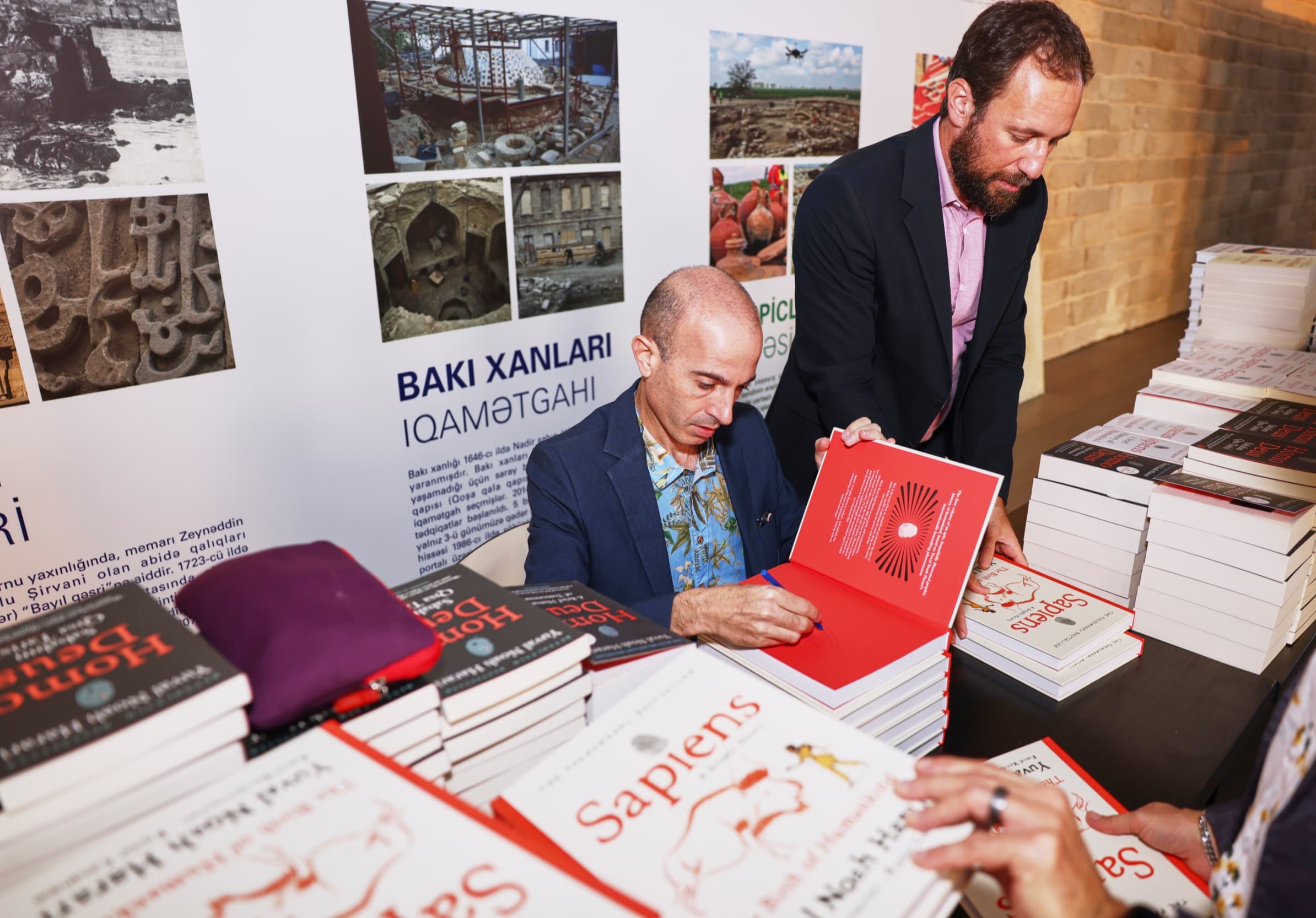 Yuval Noah Hararinin Bakıda oxucularla görüşü keçirilib