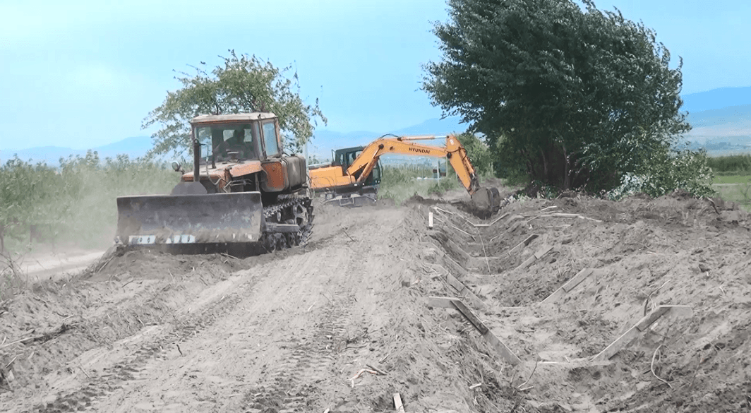 Şabranda torpaq məcralı Ağalıq kanalı beton üzlüyə alınır - FOTO