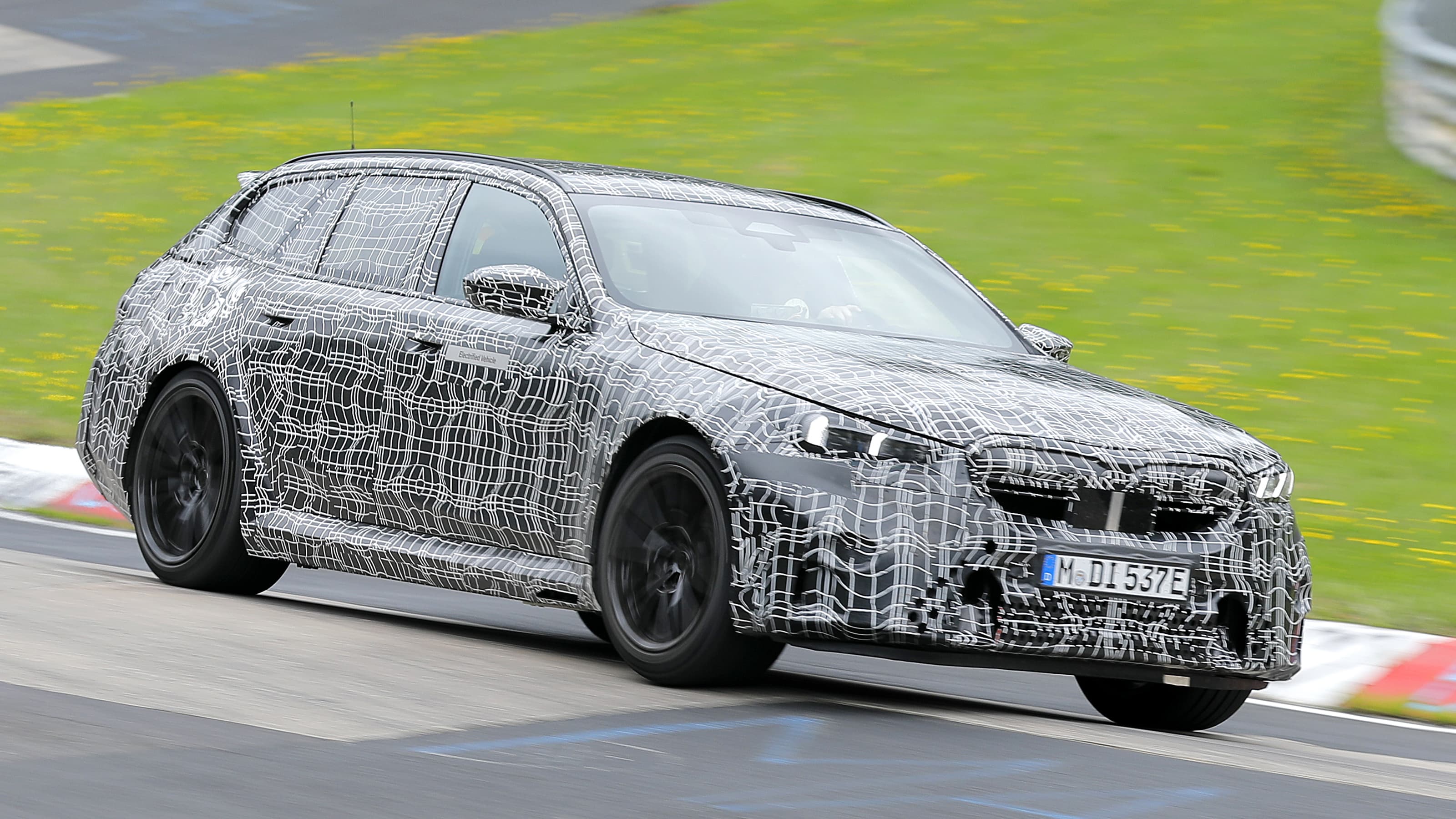 BMW M5 Touring şossedə sınaqdan keçirilərkən görüntülənib
