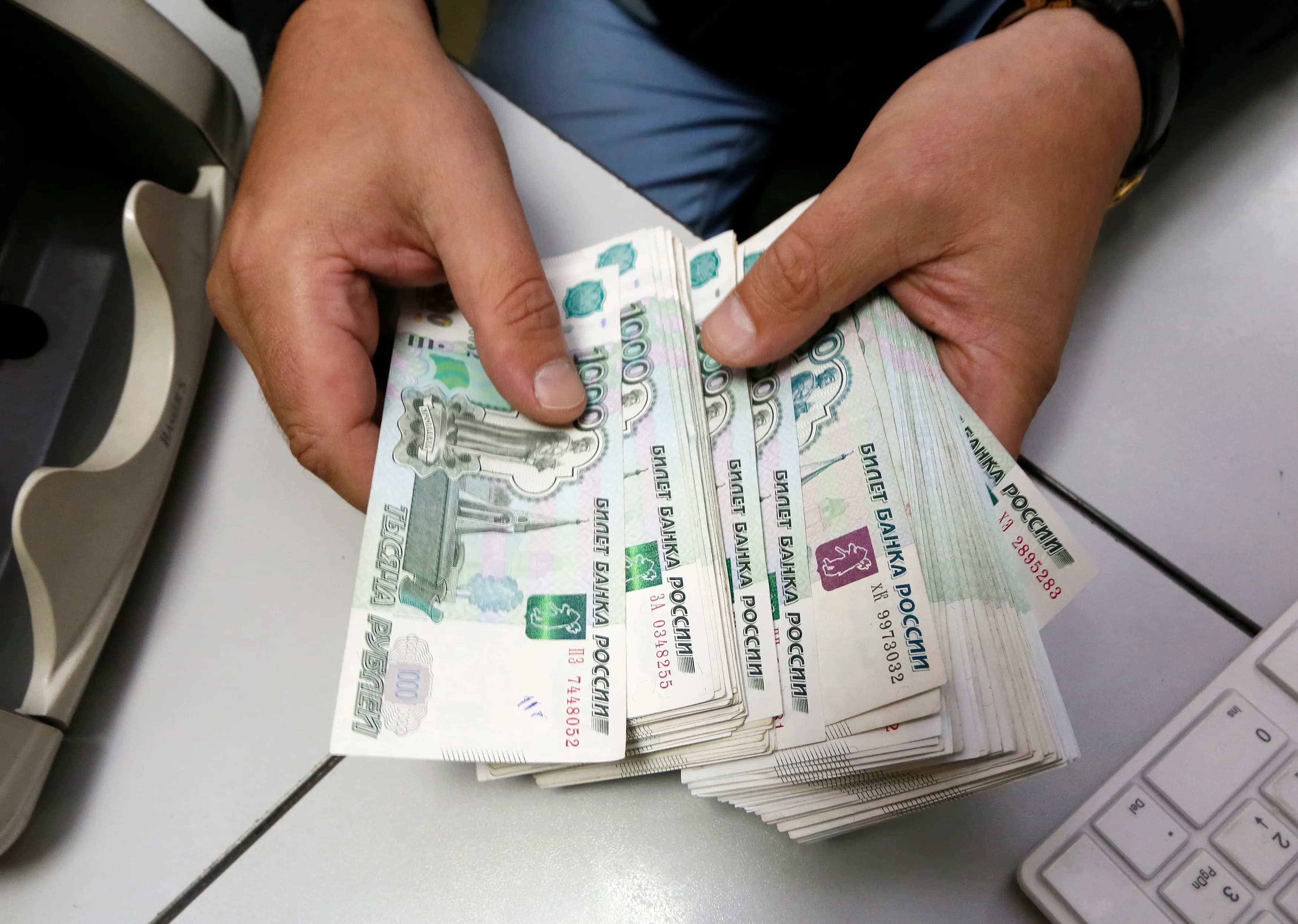 Rusiyada dolların məzənnəsi 101 rublu ötüb