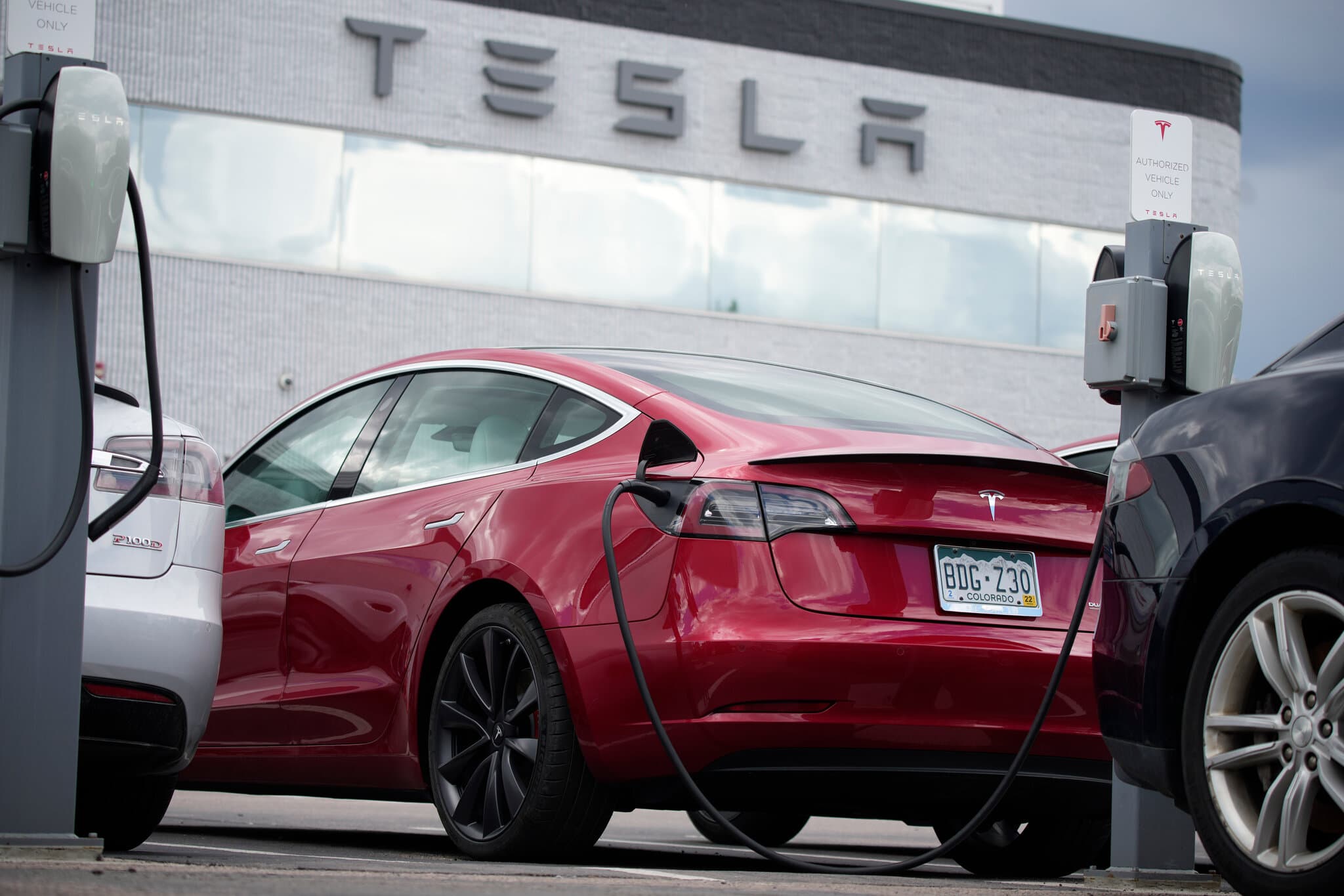 Tesla ABŞ-da bəzi avtomobillərinin qiymətlərini endirib