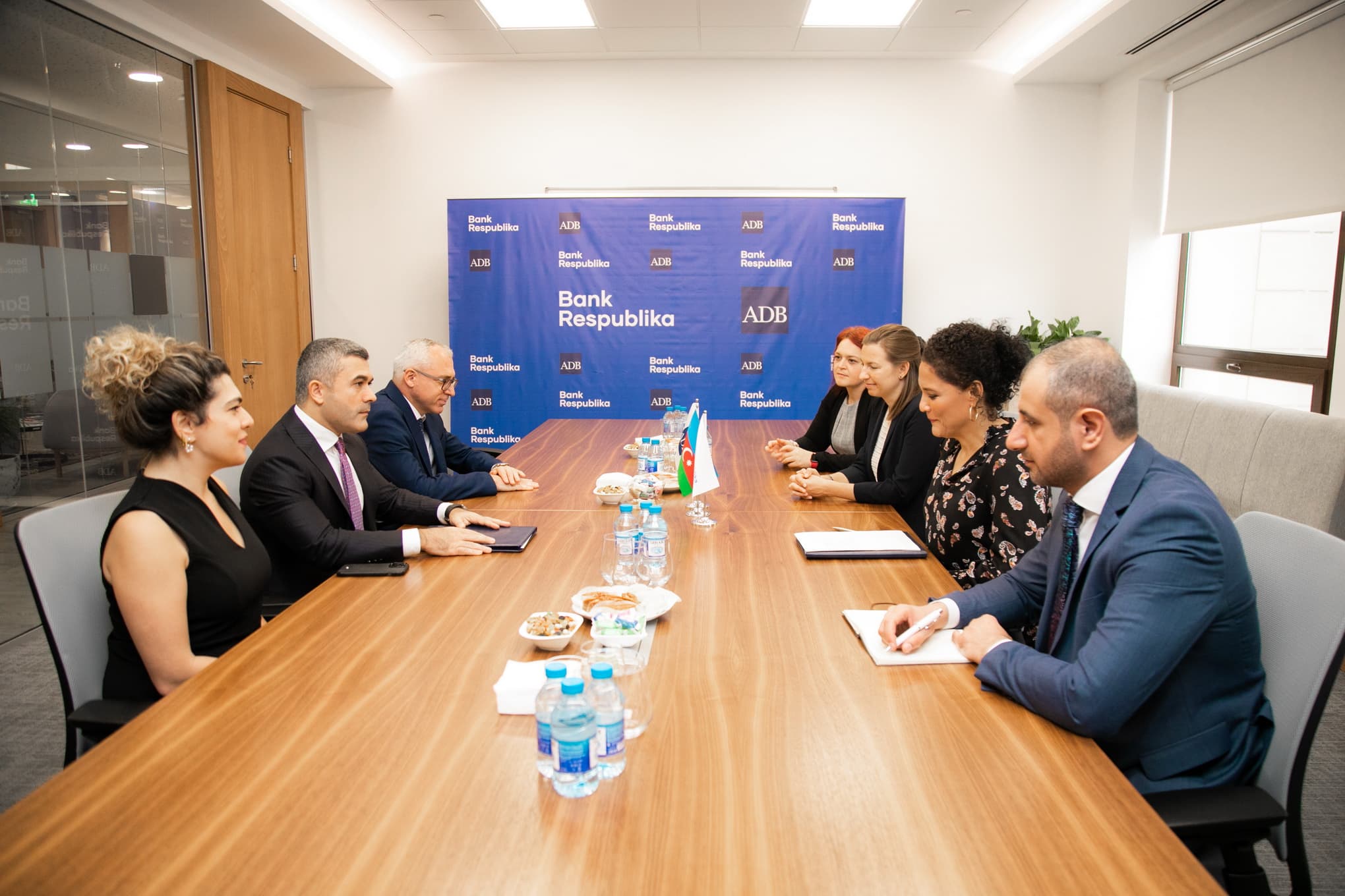 Asiya İnkişaf Bankı və Bank Respublika arasında iri həcmli kredit sazişi imzalanıb