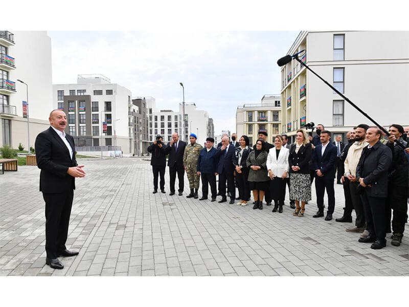 İlham Əliyev Füzuliyə köçmüş sakinlərlə görüşüb - FOTO
