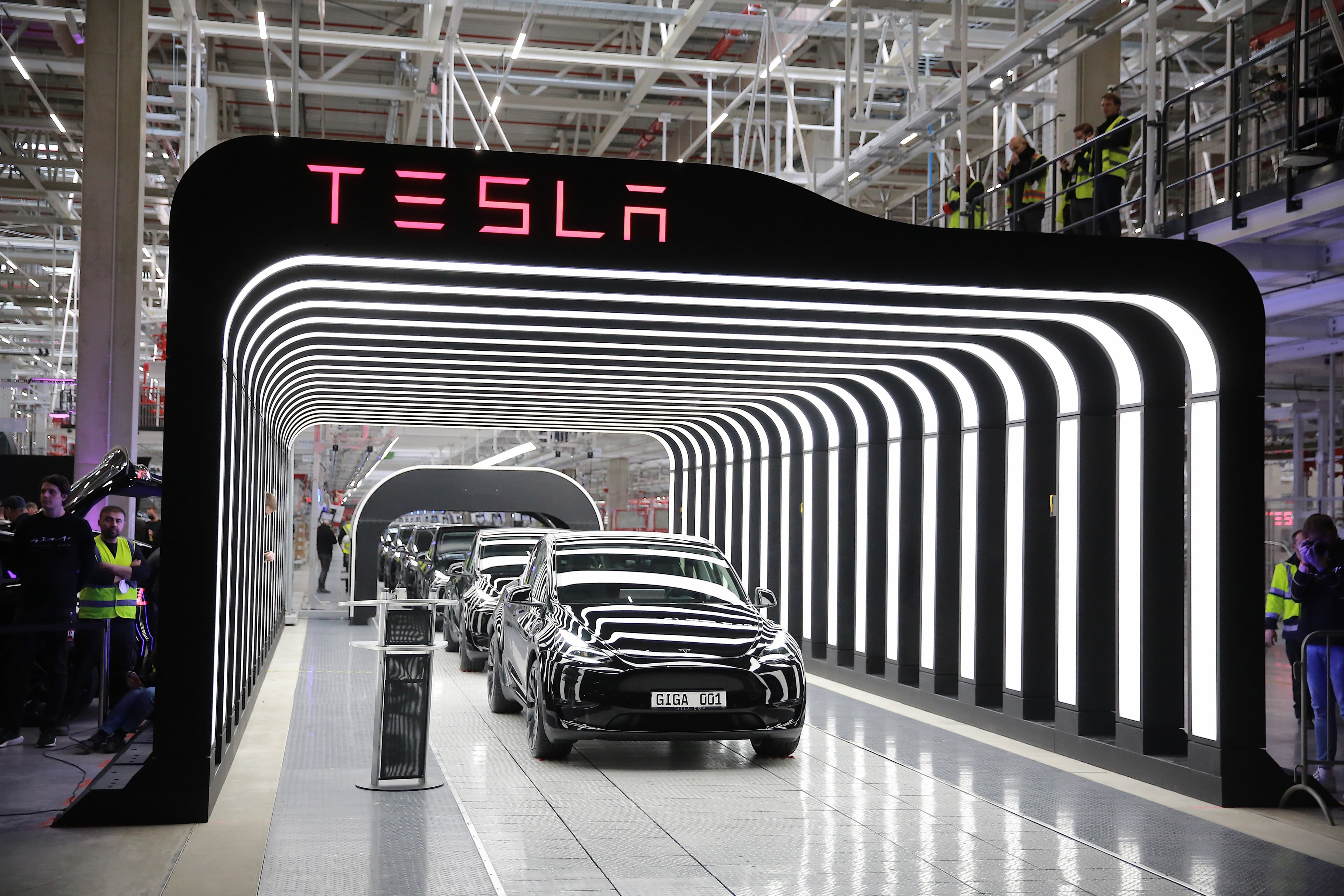 Tesla Almaniya fabrikindəki işçilərin maaşını artırıb