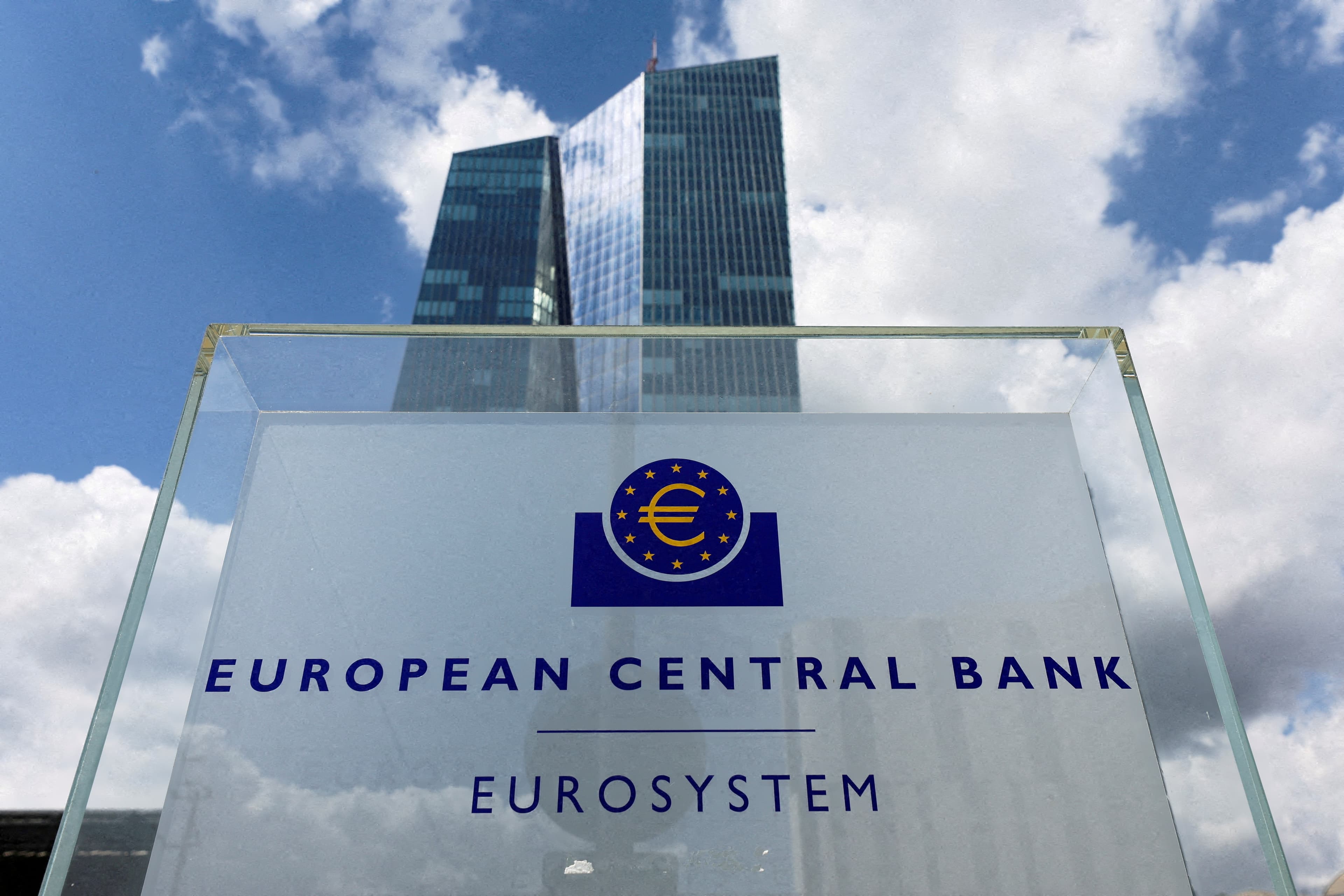ECB rəsmisindən faiz mesajı