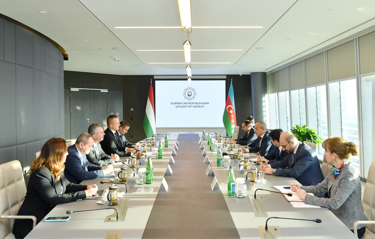İqtisadiyyat naziri Mikayıl Cabbarov Macarıstanın xarici işlər və ticarət naziri Peter Siyarto ilə görüşüb