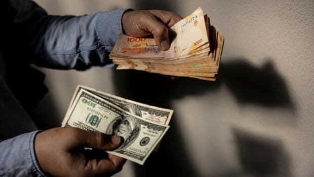 Argentina pesosu dollar qarşısında 50%-dən çox devalvasiyaya uğrayacaq