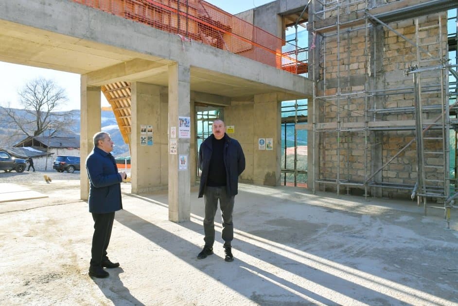 Prezident İlham Əliyev Şuşa rayonunun Daşaltı kənd məscidində tikinti işləri ilə tanış olub