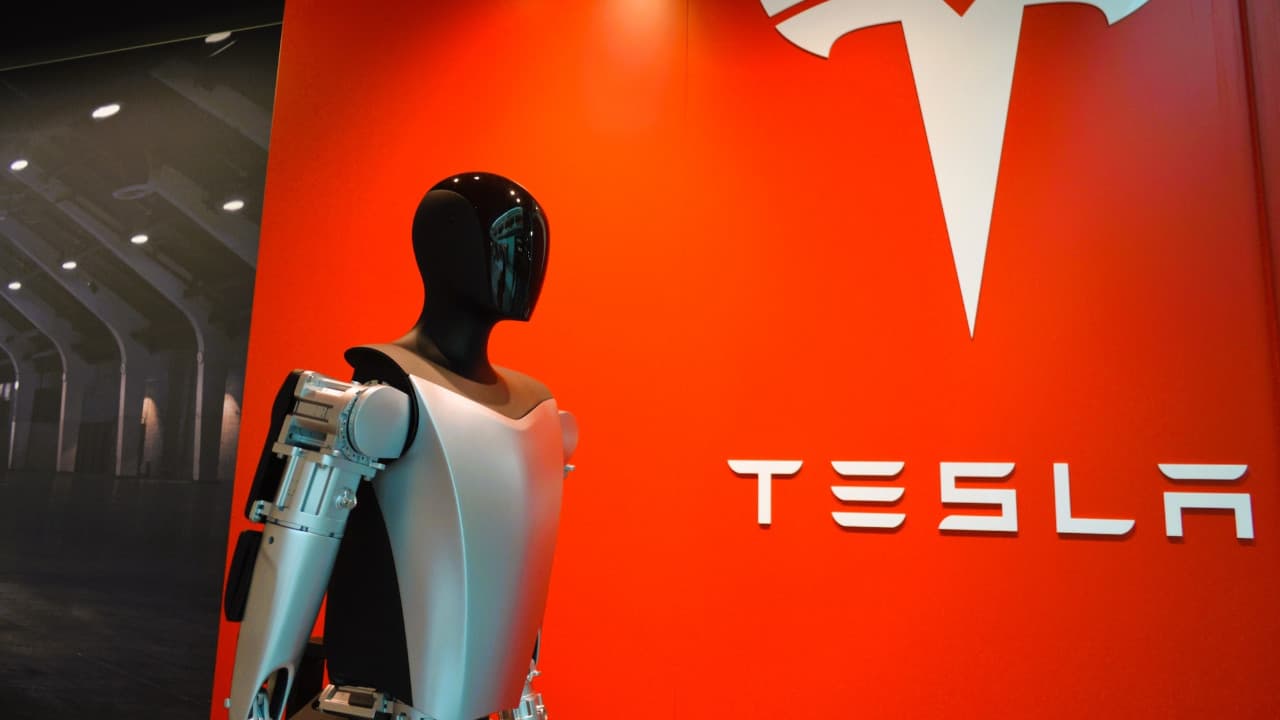 Robot Tesla fabrikində mühəndisə hücum edib