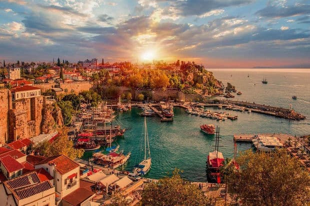 Azərbaycan ötən il Antalyada şirkət açan ölkələr arasında ilk beşlikdə yer alıb