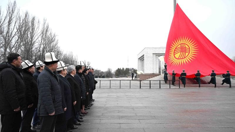 Budur Qırğızıstanın yeni bayrağı