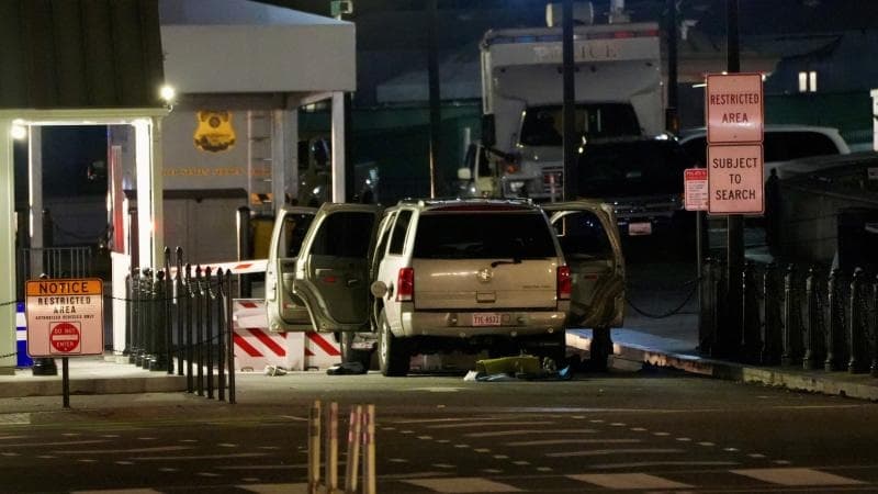 Avtomobil Ağ Evin xarici darvazasına çırpılıb, sürücü nəzarətə götürülüb