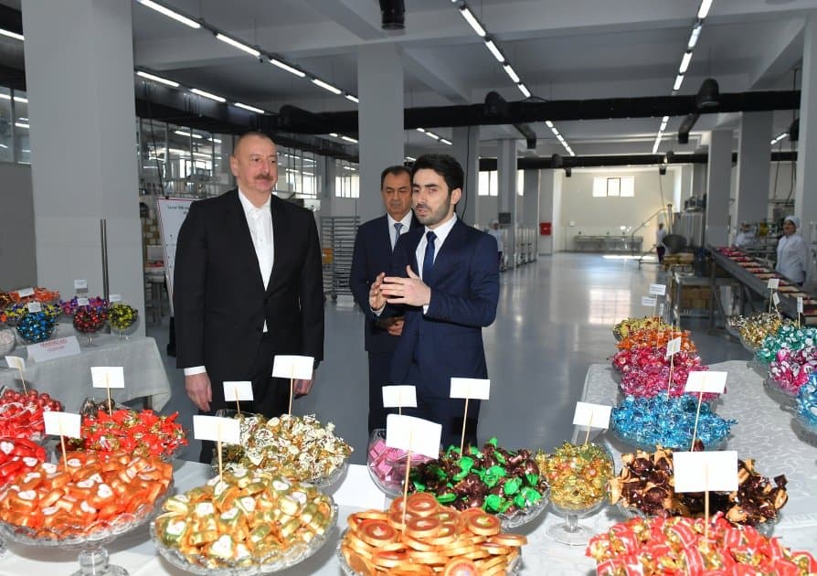 Prezident İlham Əliyev Lənkəranda qənnadı məhsullarının istehsalı müəssisəsinin fəaliyyəti ilə tanış olub