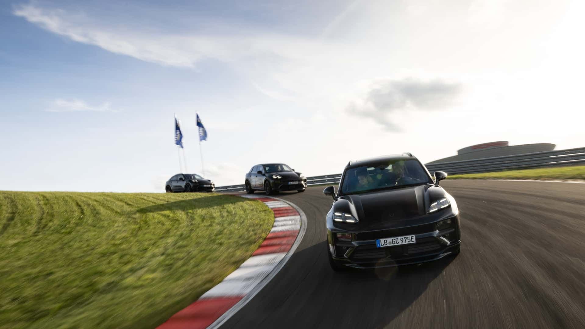 Porsche Macan EV prototipi şossedə sınaqdan keçirilib! - FOTO